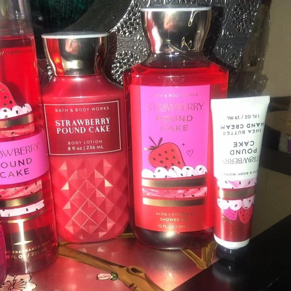 Bath and bodyworks signature collection Strawberry pound cake gift set